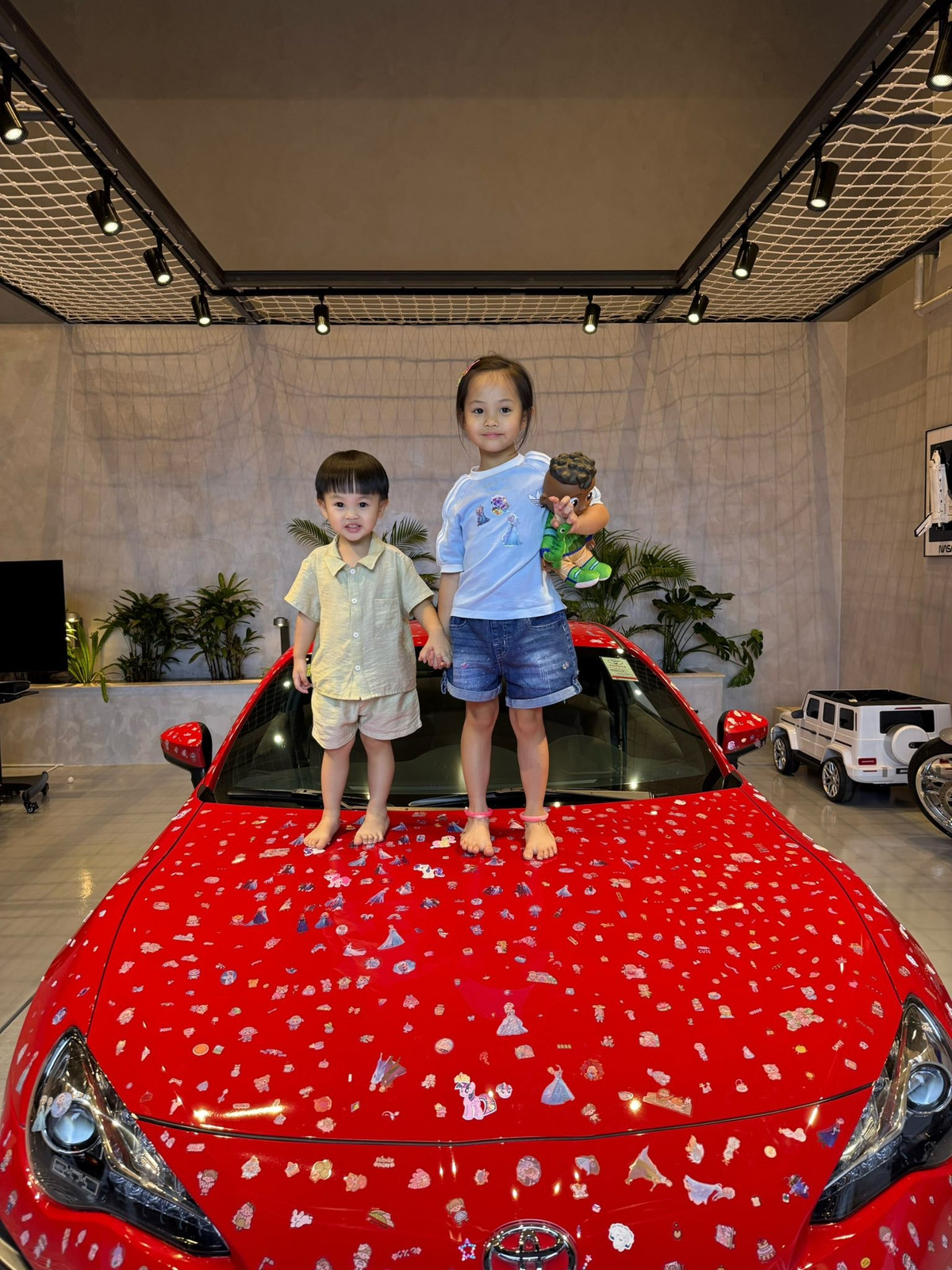 Doanh nhân Nguyễn Quốc Cường (Cường Đô la) nổi tiếng với bộ sưu tập siêu xe đắt giá, nhưng mới đây, anh đã phải chứng kiến chiếc Toyota 86 yêu thích của mình trở thành "sản phẩm nghệ thuật" độc đáo dưới bàn tay của hai nhóc tỳ Suchin và Sutin cùng bà xã của mình. (Ảnh: FB Đàm Thu Trang)