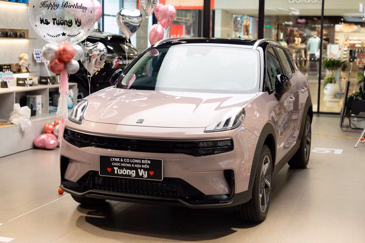 Chiếc xe mà Tường Vy lựa chọn có màu hồng phấn độc đáo, thiết kế hiện đại, sang trọng, rất phù hợp với phong cách trẻ trung và nữ tính của cô. (Ảnh: FBNV)