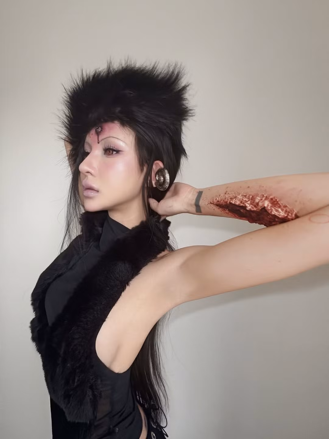 Cô nàng thường xuyên cập nhật và biến tấu các xu hướng thời trang một cách táo bạo, nhưng luôn giữ được "chất riêng". Phong cách của cô mang sự pha trộn giữa streetwear cá tính và các thiết kế gợi cảm, thậm chí là có chút Gai góc, Ma mị. (Ảnh: IGNV)