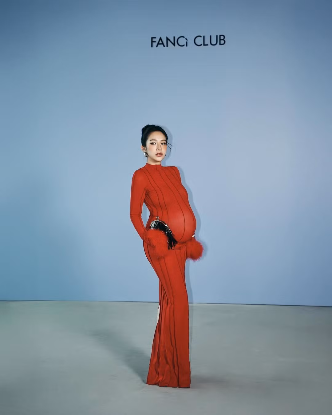 Joyce Phạm vốn đã là cái tên quen thuộc với cộng đồng mạng nhờ xuất thân "khủng", phong cách sống thời thượng và gu thời trang độc đáo. Cô nàng luôn biết cách làm mới hình ảnh của mình và không ngại thử nghiệm những phong cách khác nhau, kể cả khi đang mang thai.