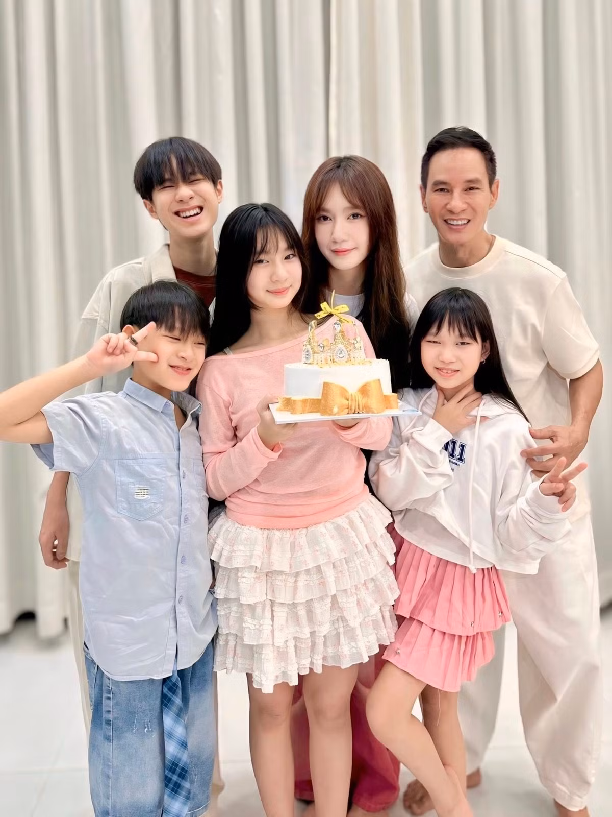 Mới đây, gia đình Lý Hải - Minh Hà đã tổ chức tiệc sinh nhật tuổi 12 cho ái nữ Cherry. Trên trang cá nhân, đạo diễn Lý Hải vui mừng gửi lời chúc mừng sinh nhật con gái. Nam đạo diễn dành lời thương yêu trong ngày đáng nhớ của con: "Dù con có bao nhiêu tuổi nhưng con mãi là em bé của ba như ngày nào".