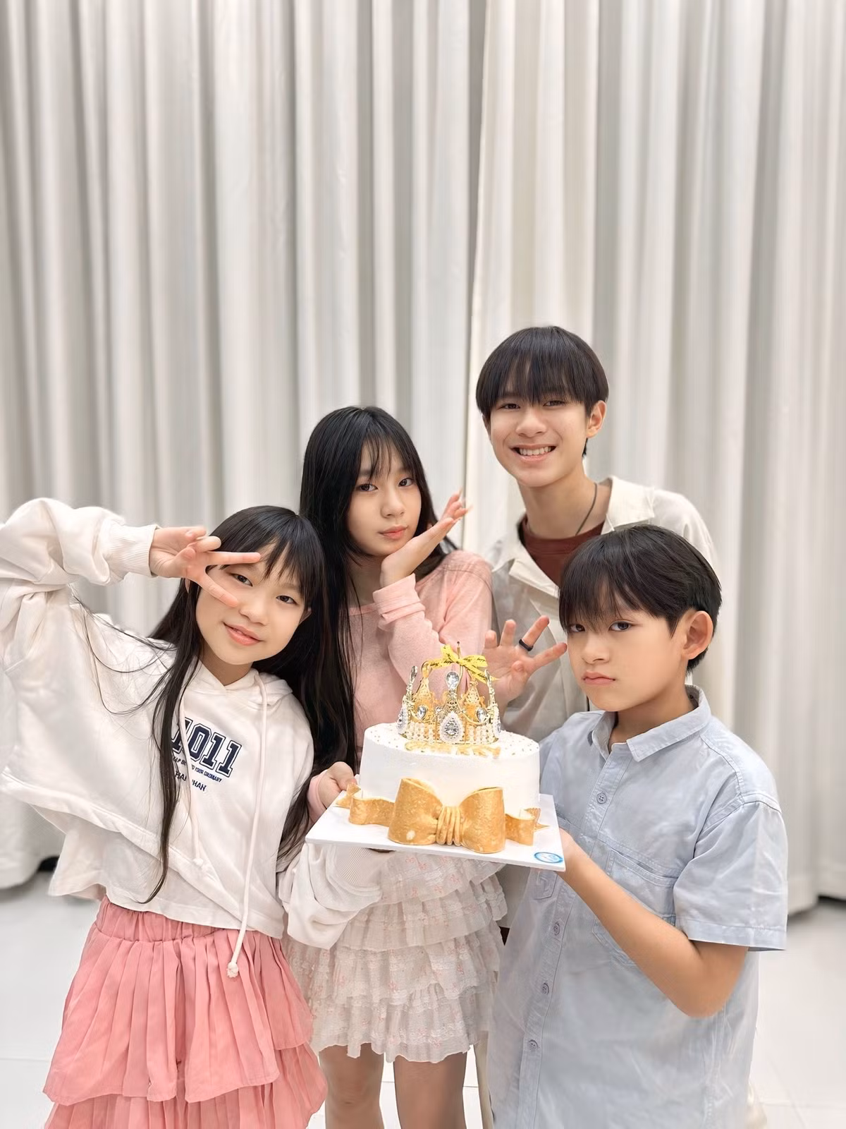 Trong loạt ảnh mừng sinh nhật, cô bé được tặng bánh sinh nhật và đeo vương miện để chụp ảnh.