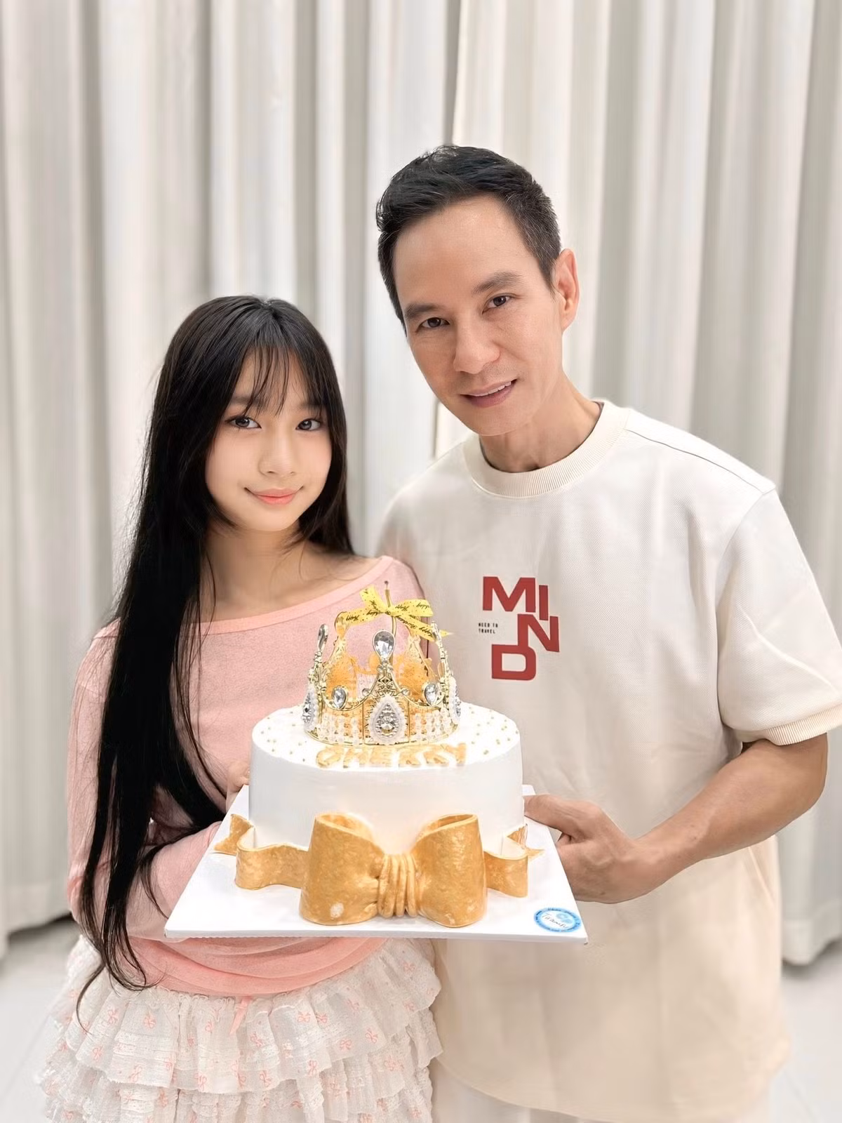 Đứng cùng ba Lý Hải, bé Cherry ra dáng một thiếu nữ xinh đẹp, sở hữu chiều cao và nhan sắc được hứa hẹn sẽ là một ''hotgirl trong tương lai''.