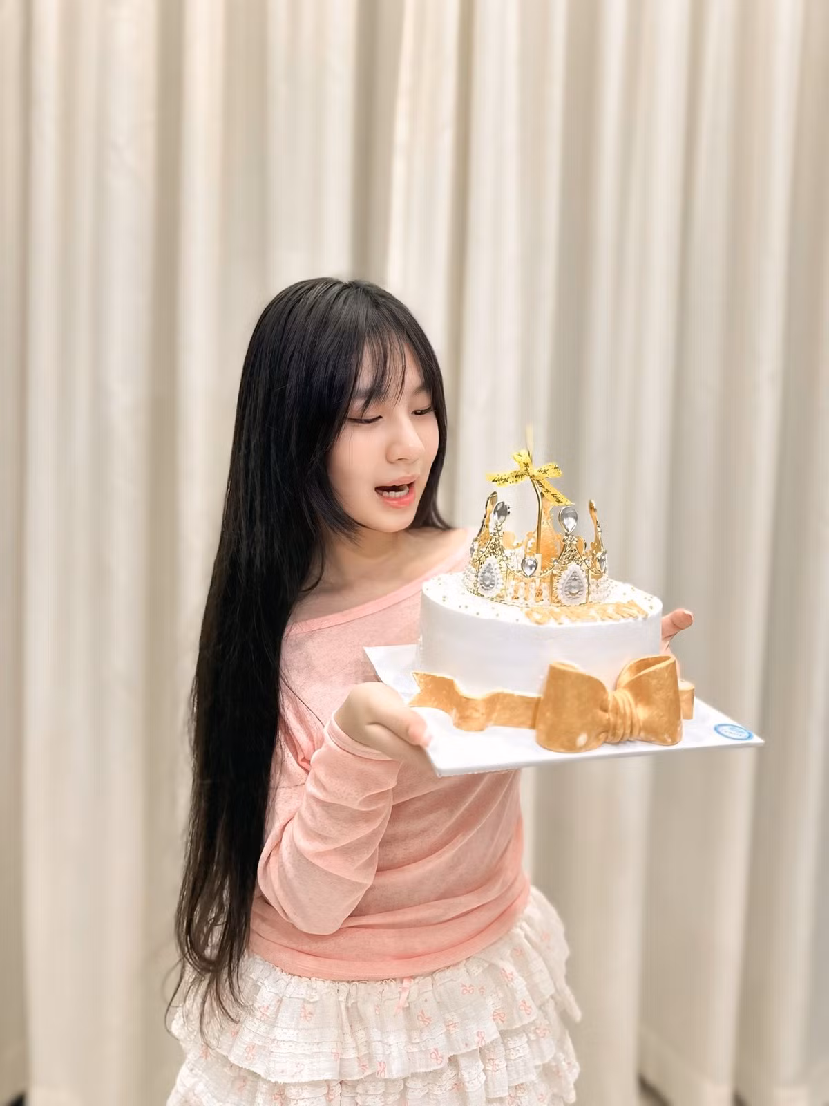 Được biết, khi còn nhỏ Cherry có thân hình khá bụ bẫm, khuôn mặt tròn và hai má phúng phính. Nhưng hiện tại, cô bé đã có sự thay đổi đáng kể khi gương mặt dần trổ nét thanh thoát hơn.