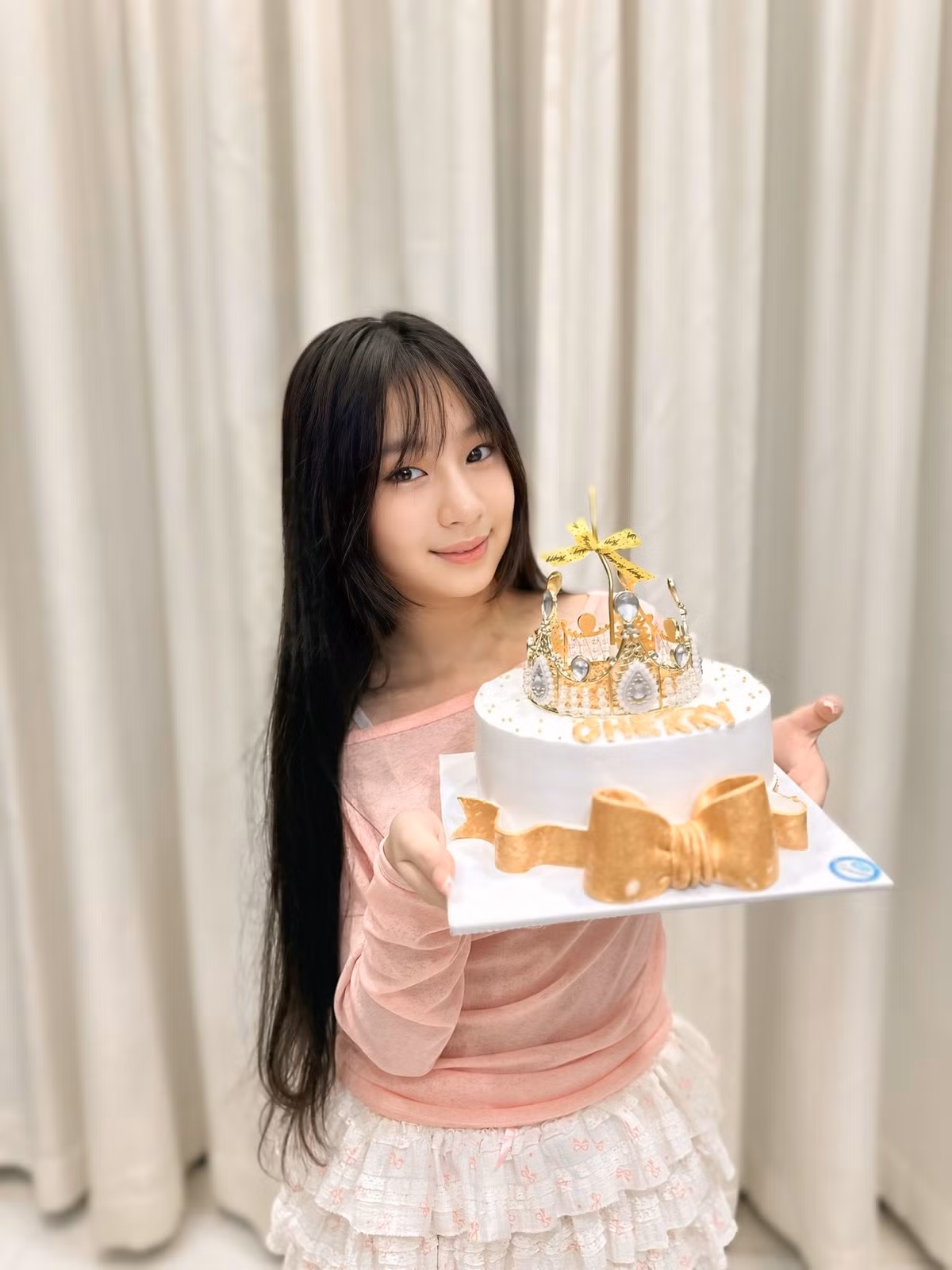 Ở phần bình luận, cư dân mạng để lại cảm xúc: "Nhìn ảnh này như 2 chị Hà vậy, chị Hà và chị Hà mini", "Cherry giống mẹ Hà xinh thế", "Ôi bé Cherry lớn thế này rồi á".