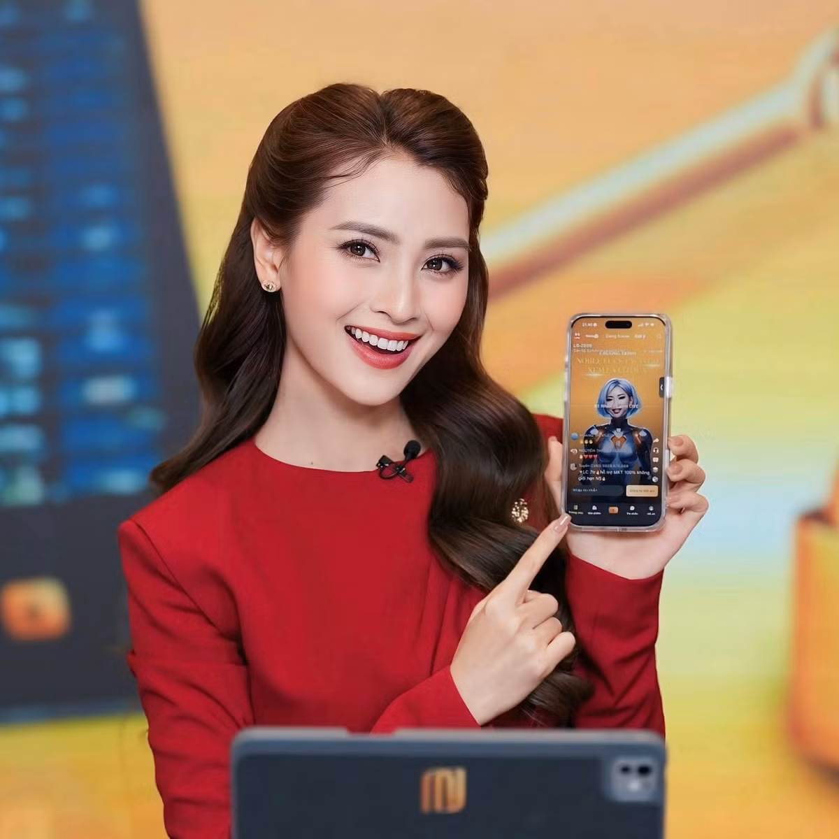 MC Huyền Trang (sinh năm 1993, quê Phú Thọ) là gương mặt quen thuộc với khán giả qua nhiều chương trình nổi tiếng của VTV như Bữa trưa vui vẻ, Cuộc hẹn cuối tuần, Khách sạn 5 sao...