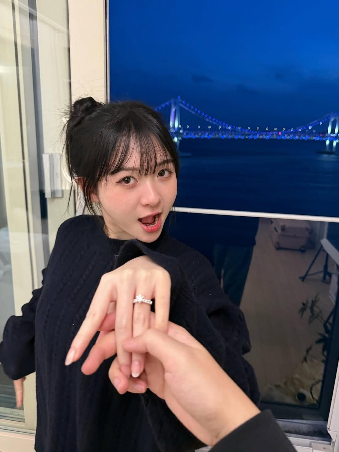 Chuyện tình của ADC và Kim Chung bắt đầu công khai từ khoảng năm 2020. Trước đó, dù chưa chính thức xác nhận, nhưng sự xuất hiện thường xuyên của Kim Chung tại các giải đấu để cổ vũ cho Team Flash và những "hint" hẹn hò đã khiến fan ngầm hiểu về mối quan hệ này. (Ảnh: IG @kimchunqg)