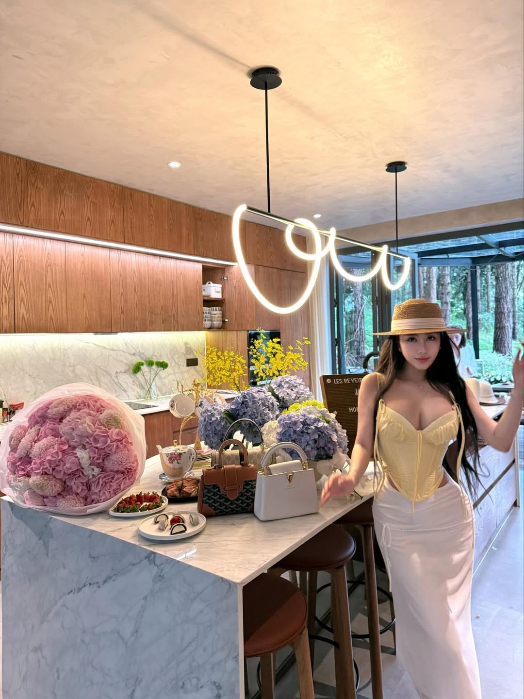 Võ Ngọc Trân không còn là cái tên xa lạ với giới trẻ Việt. Nổi lên từ khi còn là nữ sinh với bức ảnh mặc áo dài trắng tinh khôi, cô nhanh chóng được mệnh danh là "thiên thần học đường".(Ảnh: IGNV)