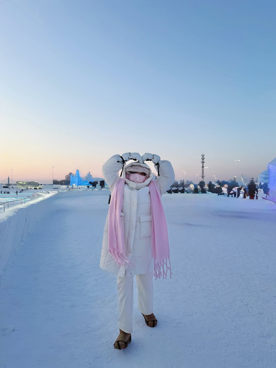 Phương Nga còn hài hước chia sẻ: "Thật sự khâm phục các bạn mà cởi áo khoác, tóc tai xinh xắn chụp ảnh ở Băng Đăng, ở Harbin. Tôi đến cái khẩu trang còn không muốn cởi". (Ảnh: IG @phuongngabui_)