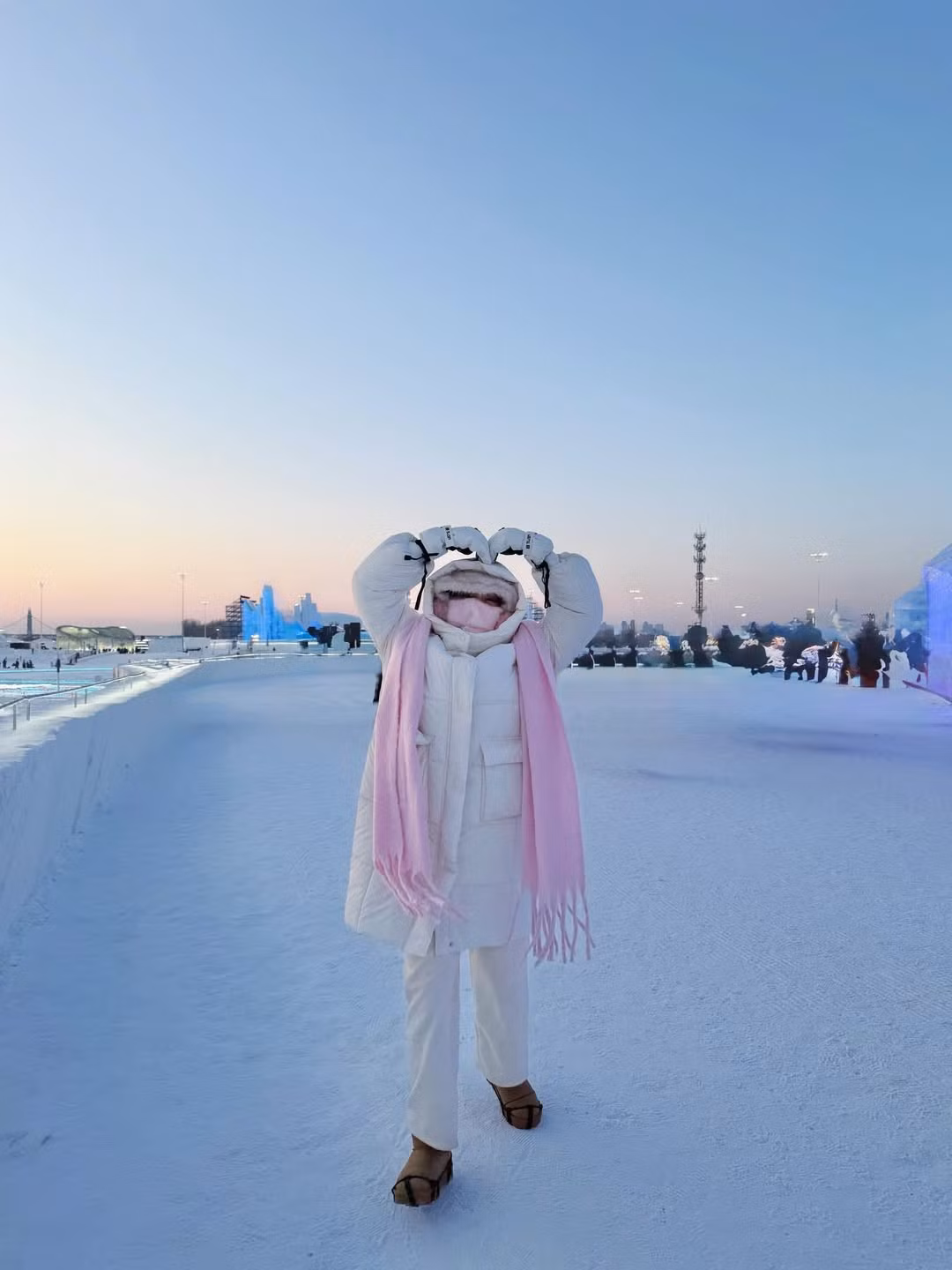 Phương Nga còn hài hước chia sẻ: "Thật sự khâm phục các bạn mà cởi áo khoác, tóc tai xinh xắn chụp ảnh ở Băng Đăng, ở Harbin. Tôi đến cái khẩu trang còn không muốn cởi". (Ảnh: IG @phuongngabui_)