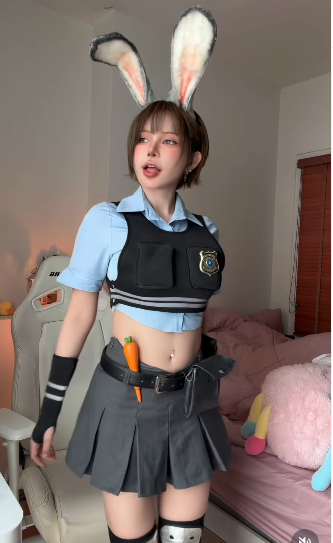 Đặc biệt, chi tiết cà rốt cài ở thắt lưng là một "signature" không thể nhầm lẫn của Judy Hopps. (Ảnh: IGNV)