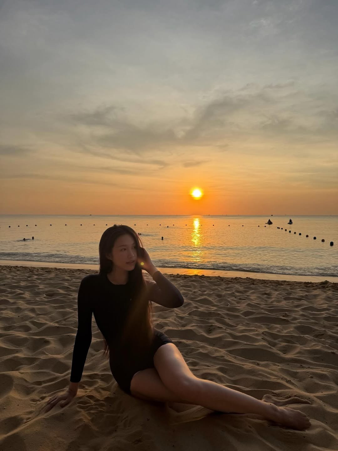 Trong loạt ảnh mới, Doãn Hải My lựa chọn bộ bikini liền thân màu đen dài tay, thiết kế ôm sát lấy đường cong cơ thể. (Ảnh: IGNV)