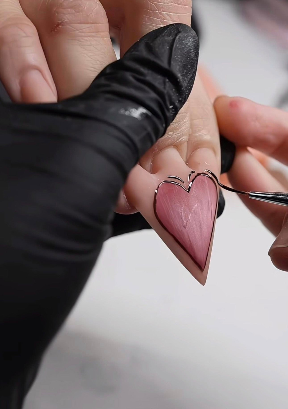 Chính thiết kế độc lạ này đã tạo nên một làn sóng bình luận trái chiều dữ dội dưới video. Nhiều người cho rằng đây là đỉnh cao của kỹ thuật đắp bột và định hình. Để nối được 3 ngón tay mà không làm mất đi phom dáng hài hòa là một thử thách cực khó.