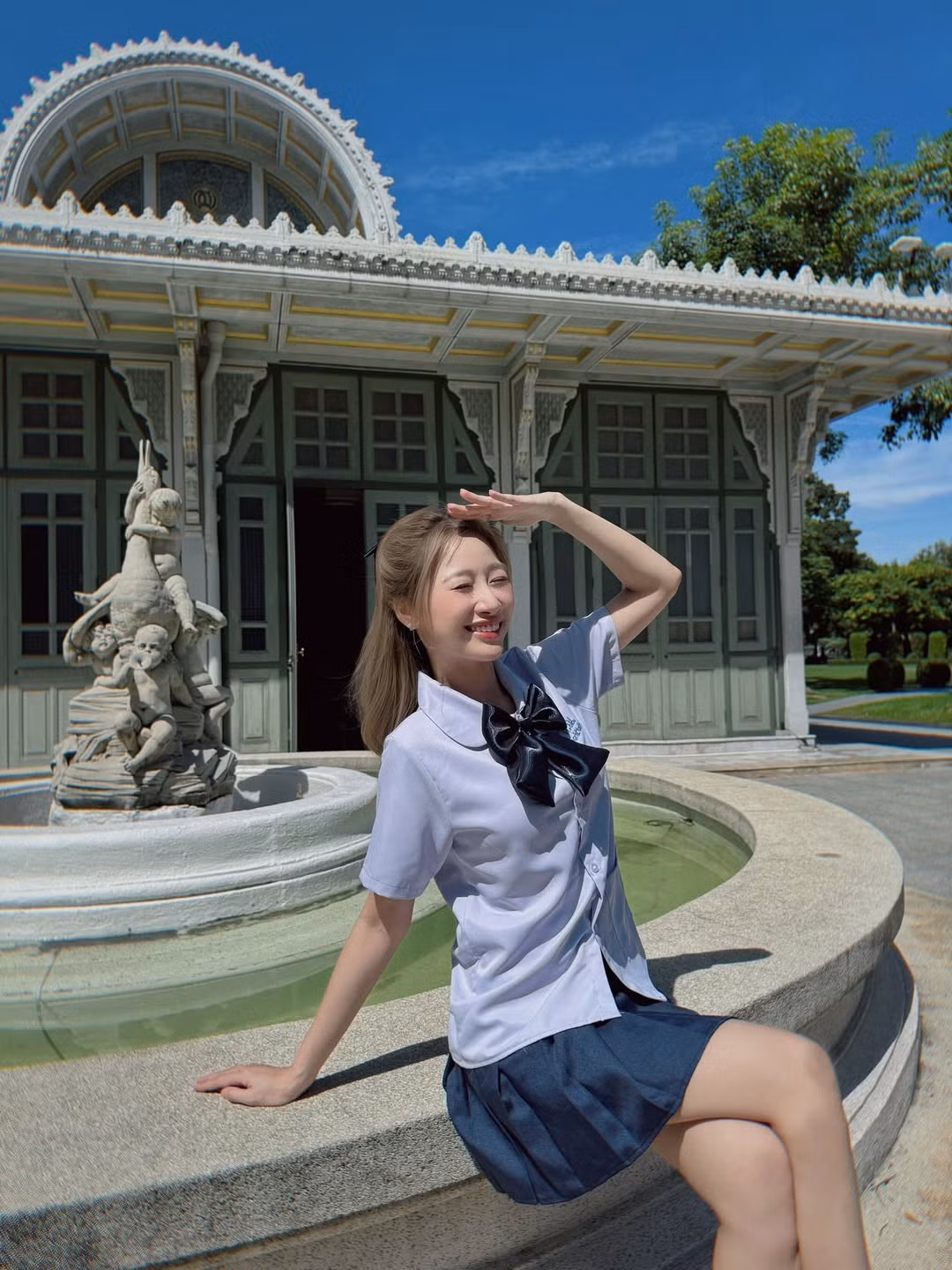 Nụ cười rạng rỡ, ánh mắt long lanh của cô khi cầm lá cờ Việt Nam như muốn khẳng định một thông điệp: Hòa bình là điều quý giá nhất mà ông cha ta đã đánh đổi bằng xương máu để có được. (Ảnh: FBNV)