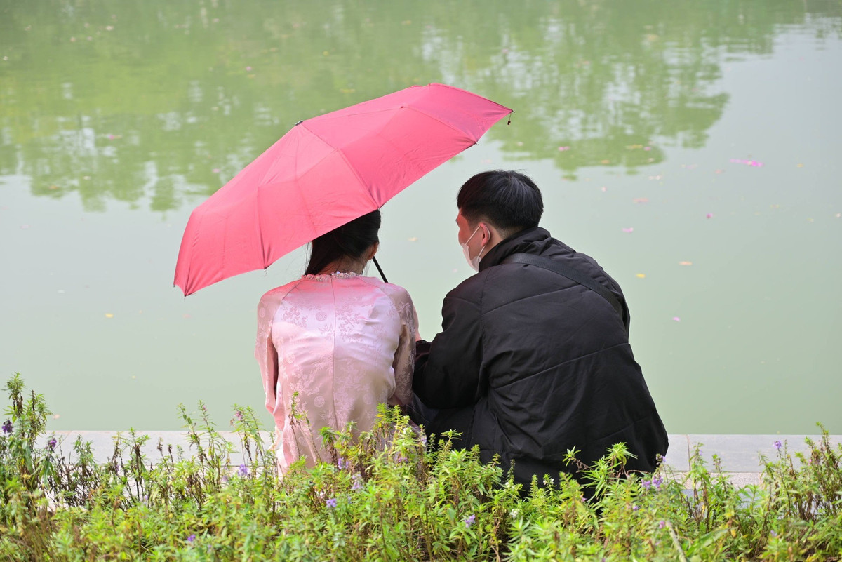 Từ những bộ áo dài truyền thống kín đáo, sang trọng đến những thiết kế cách tân hiện đại, trẻ trung, tất cả đều góp phần tô điểm cho vẻ đẹp cổ kính của Thủ đô.