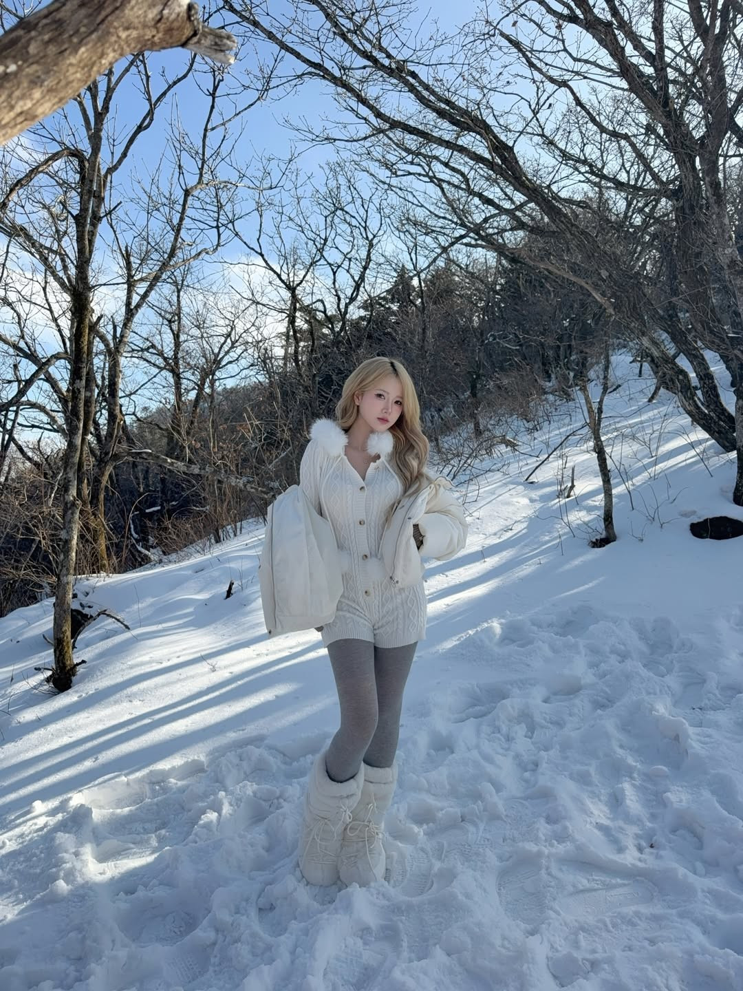 Những khoảnh khắc cô nàng tung tăng đùa nghịch với tuyết hay tạo dáng bên hàng rào gỗ mộc mạc mang lại cảm giác gần gũi và tràn đầy sức sống. (Ảnh: IGNV)