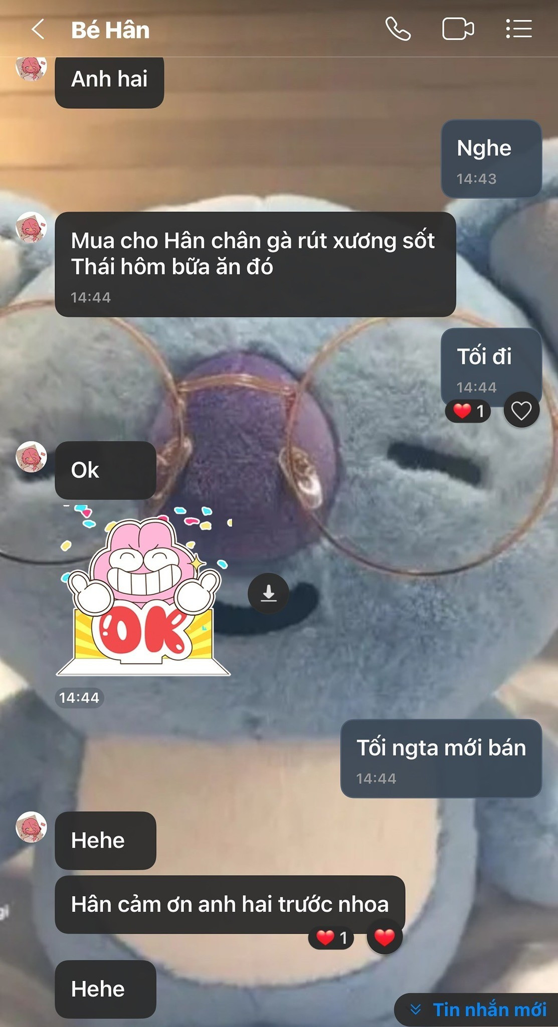 Khi em gái nhờ phơi quần áo vì "Hân đi ngủ rồi", dù than mệt nhưng anh vẫn hỏi kỹ là đồ thường hay đồ thể dục. Khi em đòi ăn chân gà rút xương, anh đáp ngay: "Tối đi, tối người ta mới bán".