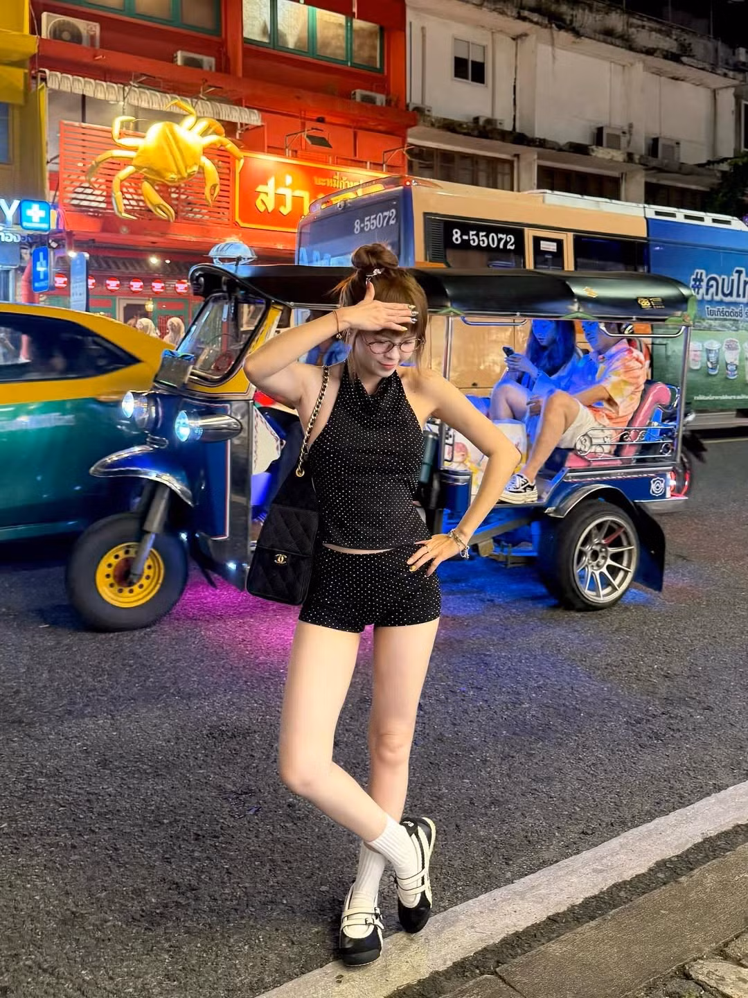 Chiếc kính gọng tròn cũng là phụ kiện không thể thiếu, vừa giúp tôn lên gương mặt xinh xắn, vừa tạo nên vẻ ngoài trẻ trung, sành điệu. (Ảnh: FBNV)