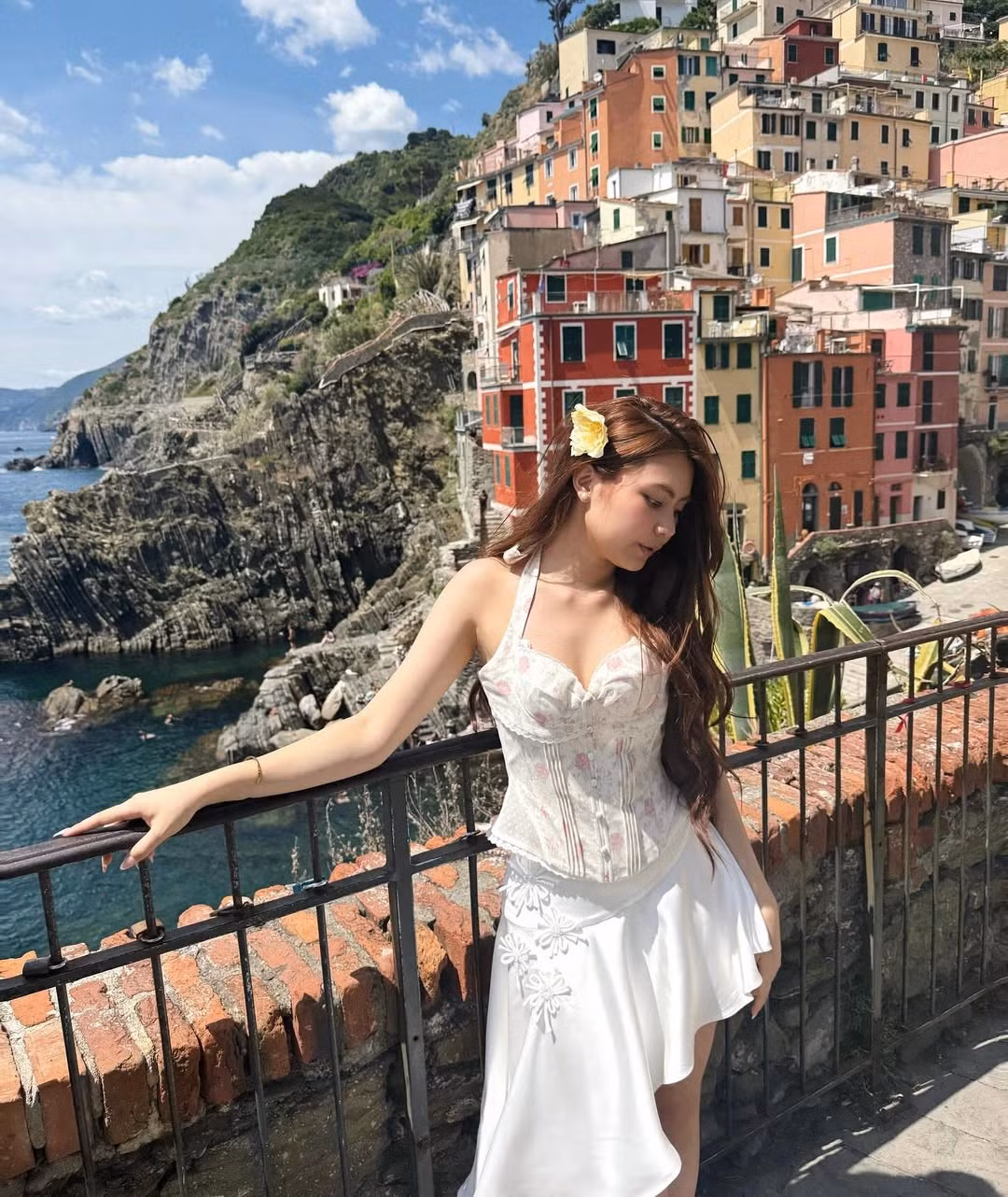 Từng mảng màu đỏ gạch, vàng tươi, hồng pastel, xanh dương... hòa quyện với màu xanh của núi đá và màu ngọc lam của nước biển, tạo nên một khung cảnh cổ tích vô cùng lãng mạn. (Ảnh: Instagram @mai.thaongoc_)