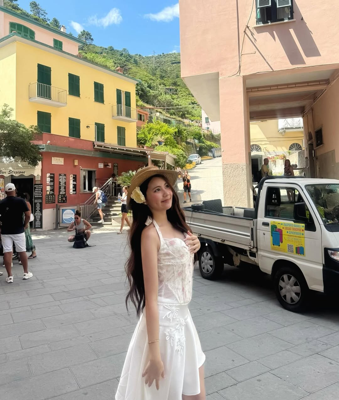 Cinque Terre gồm 5 ngôi làng ven biển xinh đẹp, nằm cheo leo trên những vách đá hiểm trở thuộc vùng Liguria, Tây Bắc nước Ý. Điều làm nên thương hiệu của Cinque Terre chính là những ngôi nhà đầy màu sắc, xếp chồng lên nhau san sát, tạo thành một bức tranh tuyệt đẹp hướng ra biển Địa Trung Hải xanh biếc. (Ảnh: Instagram @mai.thaongoc_)