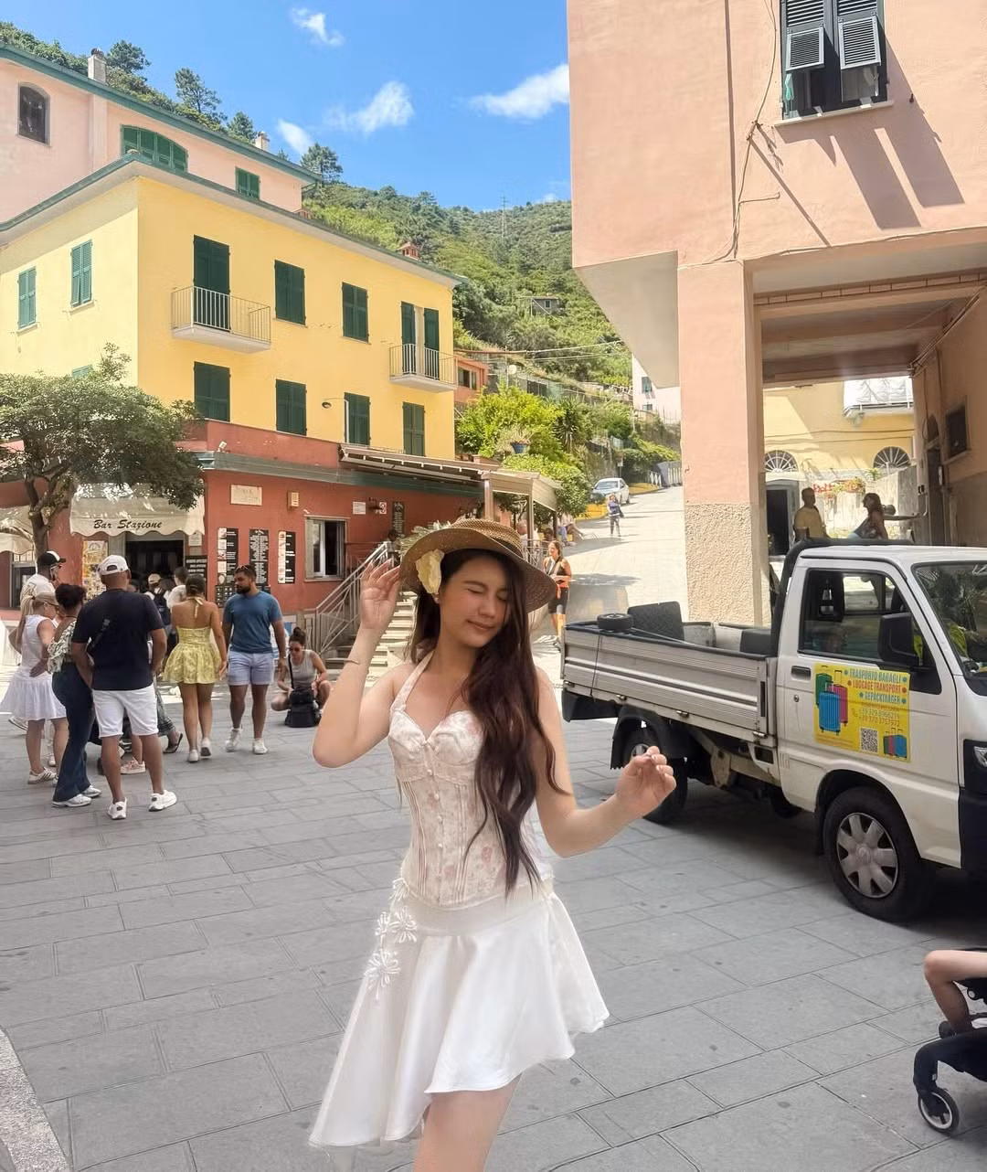 Loạt ảnh mới của Hạt Dẻ - cô con gái út nhà MC Quyền Linh, một lần nữa khiến cộng đồng mạng xao xuyến. Cô nàng Gen Z hóa thành nàng thơ lãng mạn giữa khung cảnh tuyệt đẹp của Cinque Terre, một trong những điểm đến nổi tiếng nhất tại Ý. (Ảnh: Instagram @mai.thaongoc_)