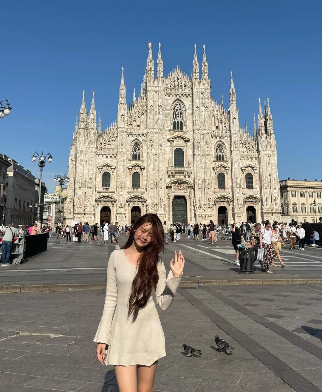 Những hình ảnh check-in tại các quốc gia của Hạt Dẻ không chỉ ghi lại khoảnh khắc đáng nhớ mà còn khẳng định gu thẩm mỹ tinh tế và nhan sắc ngày càng trưởng thành, cuốn hút của con gái MC Quyền Linh. (Ảnh: Instagram @mai.thaongoc_)