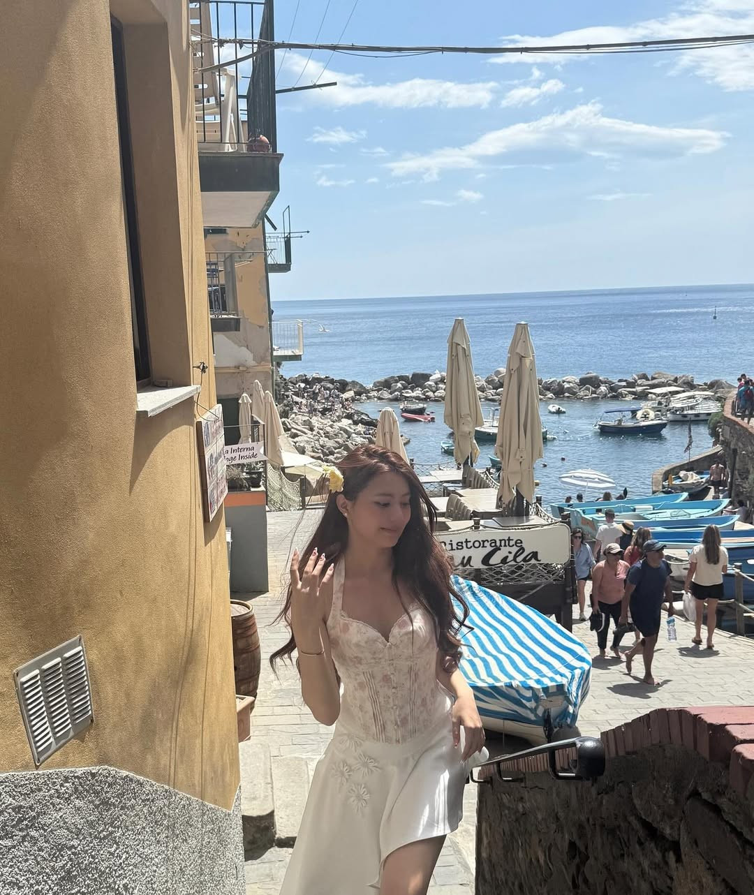 Phần chân váy xòe bồng bềnh, chất liệu mềm mại bay trong gió, càng làm tăng thêm vẻ dịu dàng, nữ tính. Điểm nhấn lãng mạn cho mái tóc dài bồng bềnh của cô là một bông hoa trắng cài hờ, càng làm tăng vẻ nữ tính, dịu dàng. (Ảnh: Instagram @mai.thaongoc_)