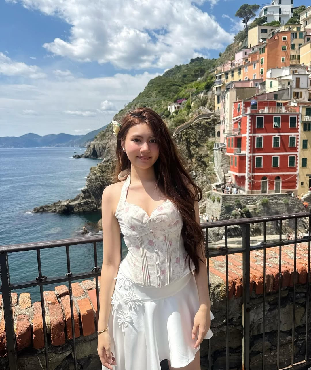 Với lối trang điểm tự nhiên, cô nàng khoe trọn vẻ đẹp trong trẻo, ngọt ngào và thu hút mọi ánh nhìn. Sự kết hợp giữa vẻ đẹp trong sáng của Hạt Dẻ và khung cảnh lãng mạn, cổ kính của Cinque Terre đã tạo nên một bộ ảnh du lịch đầy chất thơ. (Ảnh: Instagram @mai.thaongoc_)