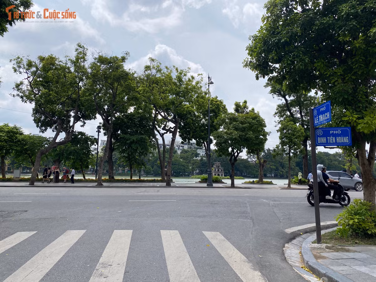 Hà Nội chính thức triển khai thí điểm Vùng phát thải thấp tại khu vực hồ Hoàn Kiếm và phố cổ từ 1/7 đến hết năm 2026. Khu vực bên trong tuyến phố đi bộ hồ Hoàn Kiếm sẽ cấm toàn bộ phương tiện giao thông đường bộ (trừ xe ưu tiên), gồm xe mô tô, xe gắn máy, ô tô, từ 19-24h các ngày thứ Sáu, thứ Bảy và Chủ nhật hằng tuần.