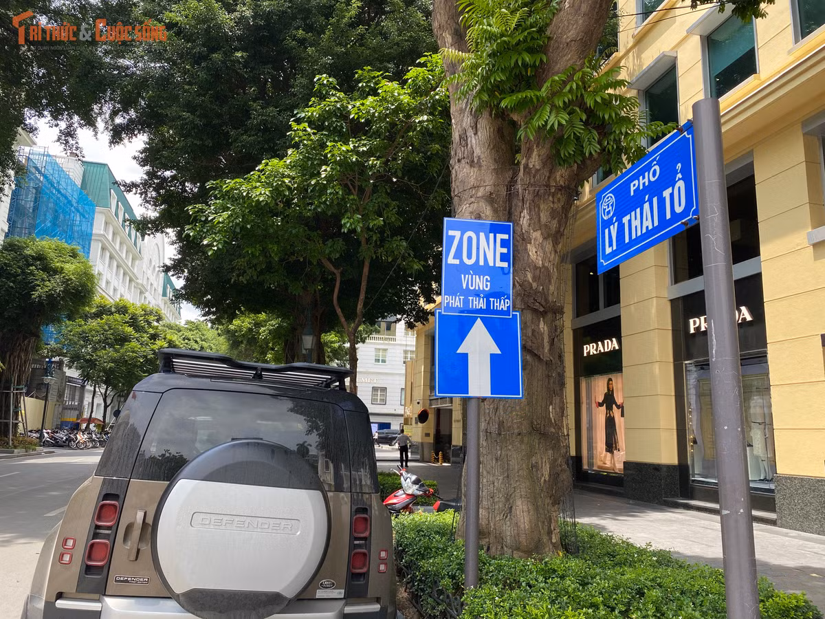 Biển báo "ZONE - Vùng phát thải thấp" cùng biển chỉ dẫn giao thông được lắp đặt tại góc phố Lý Thái Tổ, đánh dấu khu vực lõi bắt đầu áp dụng các tiêu chí kiểm soát khí thải nghiêm ngặt.