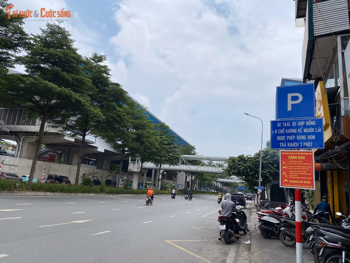 Để phục vụ Đề án, TP Hà Nội triển khai đồng bộ hệ thống hạ tầng giao thông tĩnh. Việc quy hoạch 220 bãi, điểm trông giữ phương tiện cùng 10 điểm trung chuyển "Park &amp; Ride" kết hợp trạm sạc điện, điểm xe đạp công cộng và xe buýt trợ giá nhằm khuyến khích người dân giảm sử dụng xe cá nhân dùng nhiên liệu hóa thạch, hướng tới mục tiêu cải thiện chất lượng không khí Thủ đô.