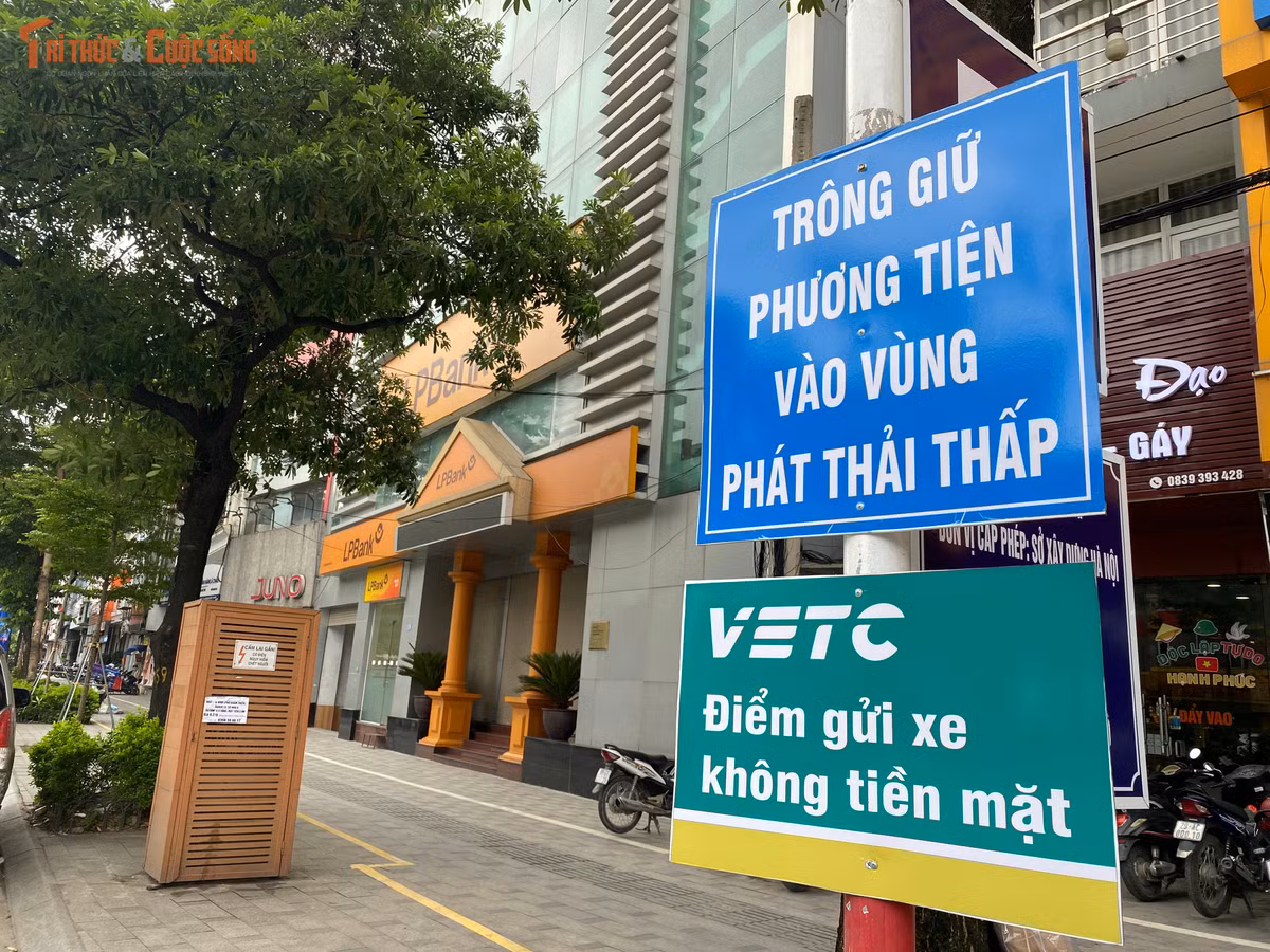 Biển thông báo dịch vụ gửi xe không dùng tiền mặt (ứng dụng VETC) được lắp đặt tại các bãi đỗ xe ven Vành đai 1. Công nghệ này giúp rút ngắn thời gian ra vào bãi, tránh ùn tắc cục bộ vào giờ cao điểm.