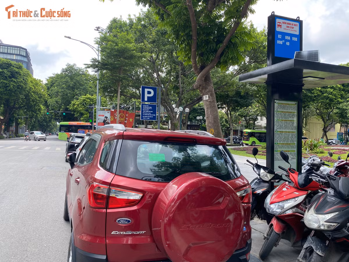 Bên trong các bãi đỗ xe ven vành đai, hạ tầng trạm sạc cho ô tô và xe máy điện đang tiếp tục được bổ sung, đáp ứng nhu cầu sạc pin của các phương tiện phát thải bằng 0 (Zero Emission Vehicles).