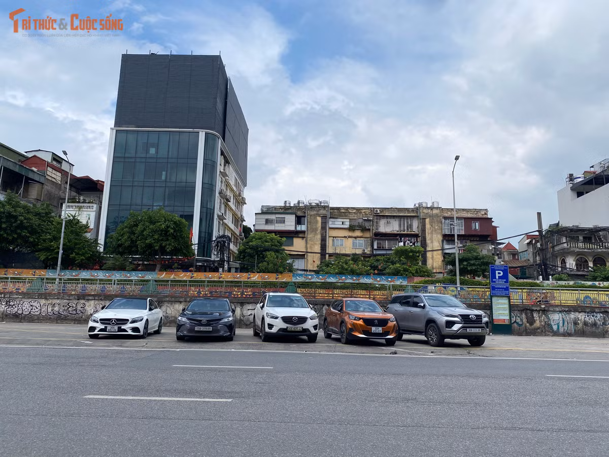 Bãi đỗ xe trên đường Trần Nhật Duật. Nằm sát mép ngoài Vành đai 1, công trình này có khả năng tiếp nhận hàng trăm lượt ô tô mỗi ngày từ hướng cầu Chương Dương và cầu Vĩnh Tuy đổ về.
