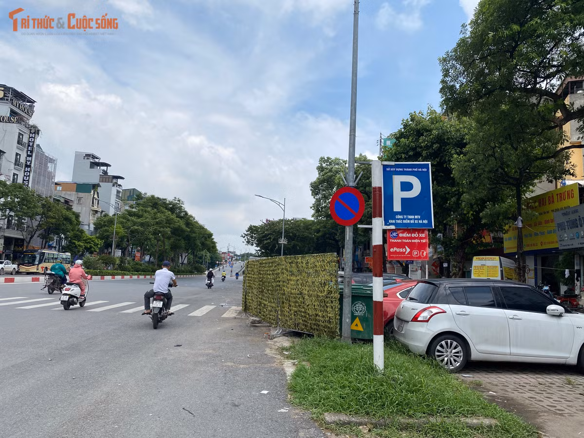 Tại đường Trần Khát Chân, các vị trí trông giữ phương tiện dưới lòng đường và trên hè được quy hoạch theo vạch sơn kẻ rõ ràng, kết hợp biển cấm dừng đỗ sai quy định để giữ độ rộng mặt đường cho giao thông chung.