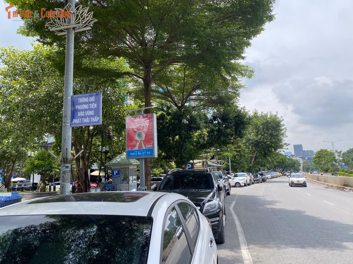 Một bãi trông giữ phương tiện trên trục đường chính được gắn biển chỉ dẫn chuẩn quy chuẩn "Trông giữ phương tiện vào vùng phát thải thấp", tạo thuận lợi cho người dân nhận diện điểm đỗ xe chuyển tiếp.