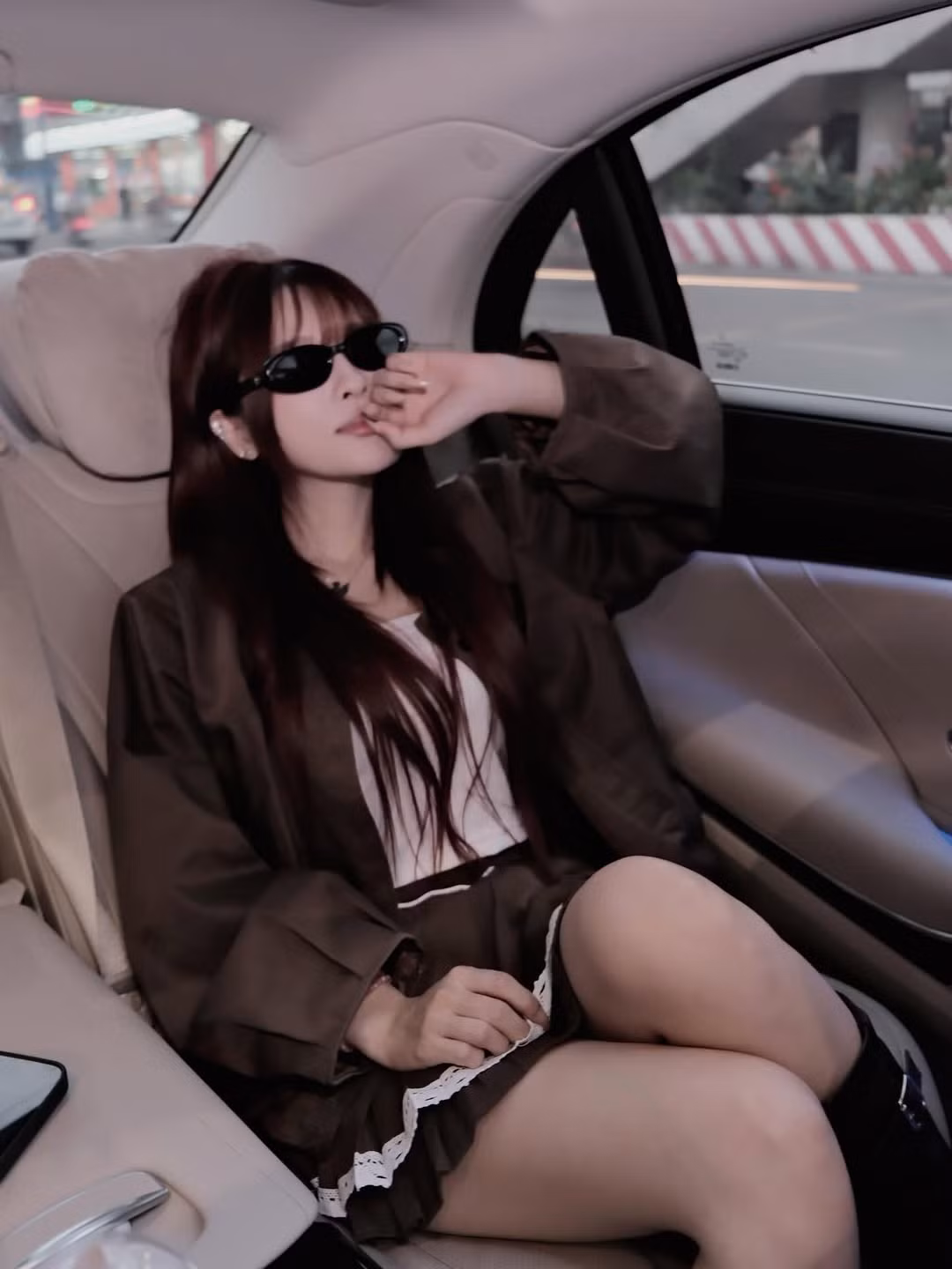 Cô nàng diện một chiếc áo khoác bomber form rộng, màu nâu đất thời thượng, kết hợp cùng áo croptop trắng bên trong khoe vòng eo thon gọn. Điểm nhấn là chân váy xếp ly ngắn cùng tông màu nâu, viền ren trắng tinh tế, tạo nên sự cân bằng giữa sự mạnh mẽ và nét nữ tính, ngọt ngào. (Ảnh: IGNV)