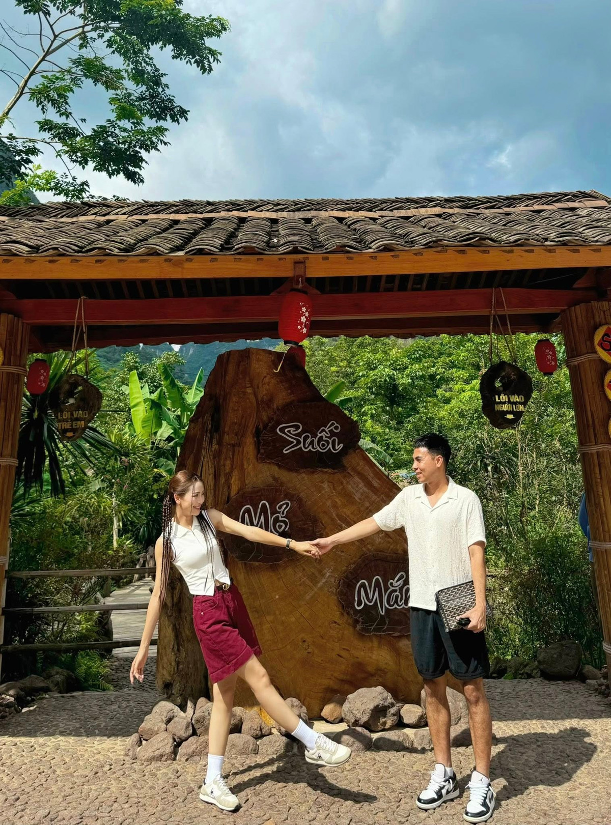 Đáng chú ý, thần thái và "visual" của cả hai đều rất rạng rỡ. Huyền Trang gây ấn tượng với vẻ ngoài xinh đẹp, làn da trắng và vóc dáng thon gọn, trong khi Đức Huy vẫn giữ nét điển trai phong trần vốn có. (Ảnh: FB Nguyễn Huyền Trang)