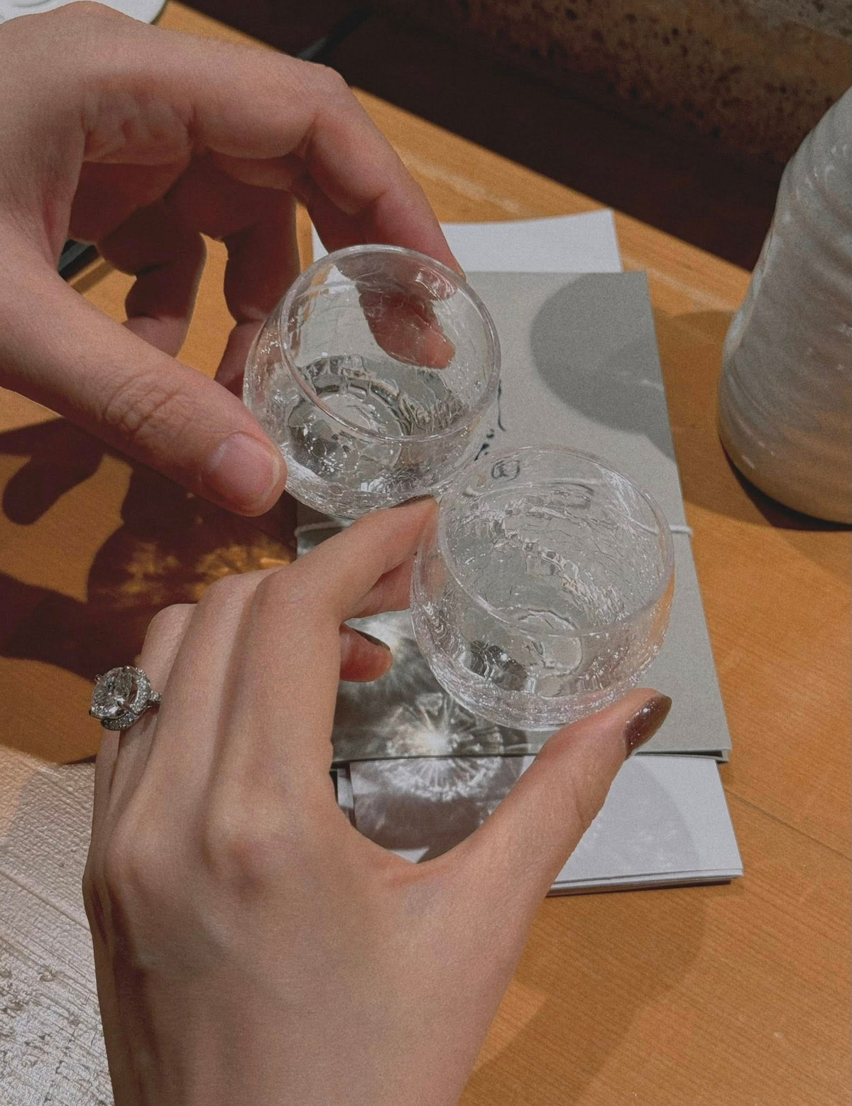 Cặp vợ chồng chọn một nhà hàng có không gian riêng tư, phục vụ theo phong cách Omakase ở Hà Nội để tận hưởng thời gian ngọt ngào bên nhau.