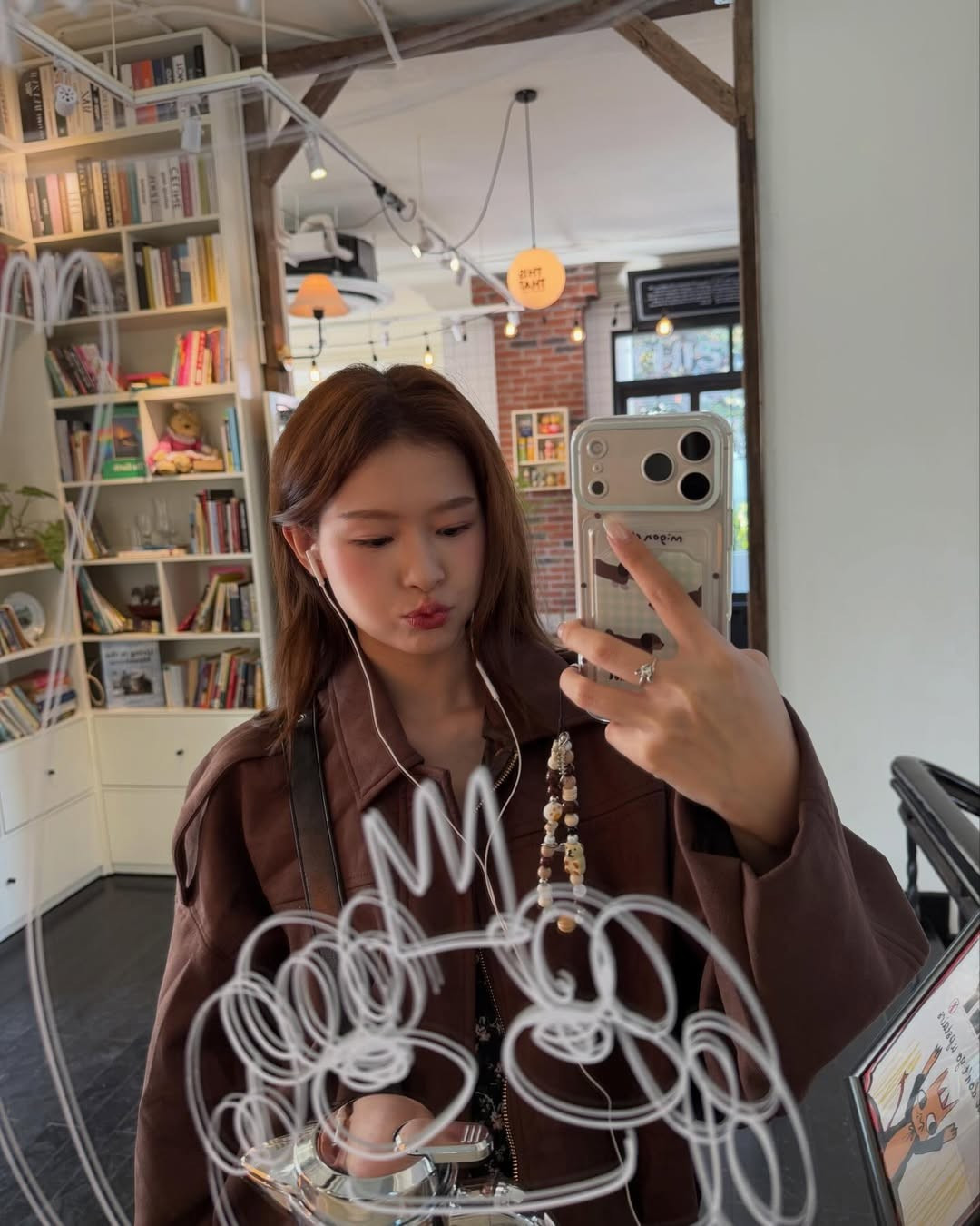 Không chỉ đầu tư về trang phục, Mai Hương còn ghi điểm tuyệt đối nhờ cách chọn bối cảnh tại một quán cafe mang phong cách Hàn Quốc với những ô cửa sổ lớn và ánh nắng ngập tràn. (Ảnh: IGNV)