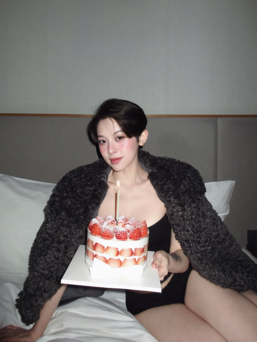 Điểm nhấn lớn nhất trong bộ ảnh chính là sự kết hợp nhuần nhuyễn giữa nét cá tính của mái tóc ngắn "pixie" và sự gợi cảm của trang phục. Hà My diện bộ đồ lót màu đen tối giản, khéo léo khoe vóc dáng mảnh mai cùng làn da trắng sứ không tì vết. (Ảnh: IGNV)