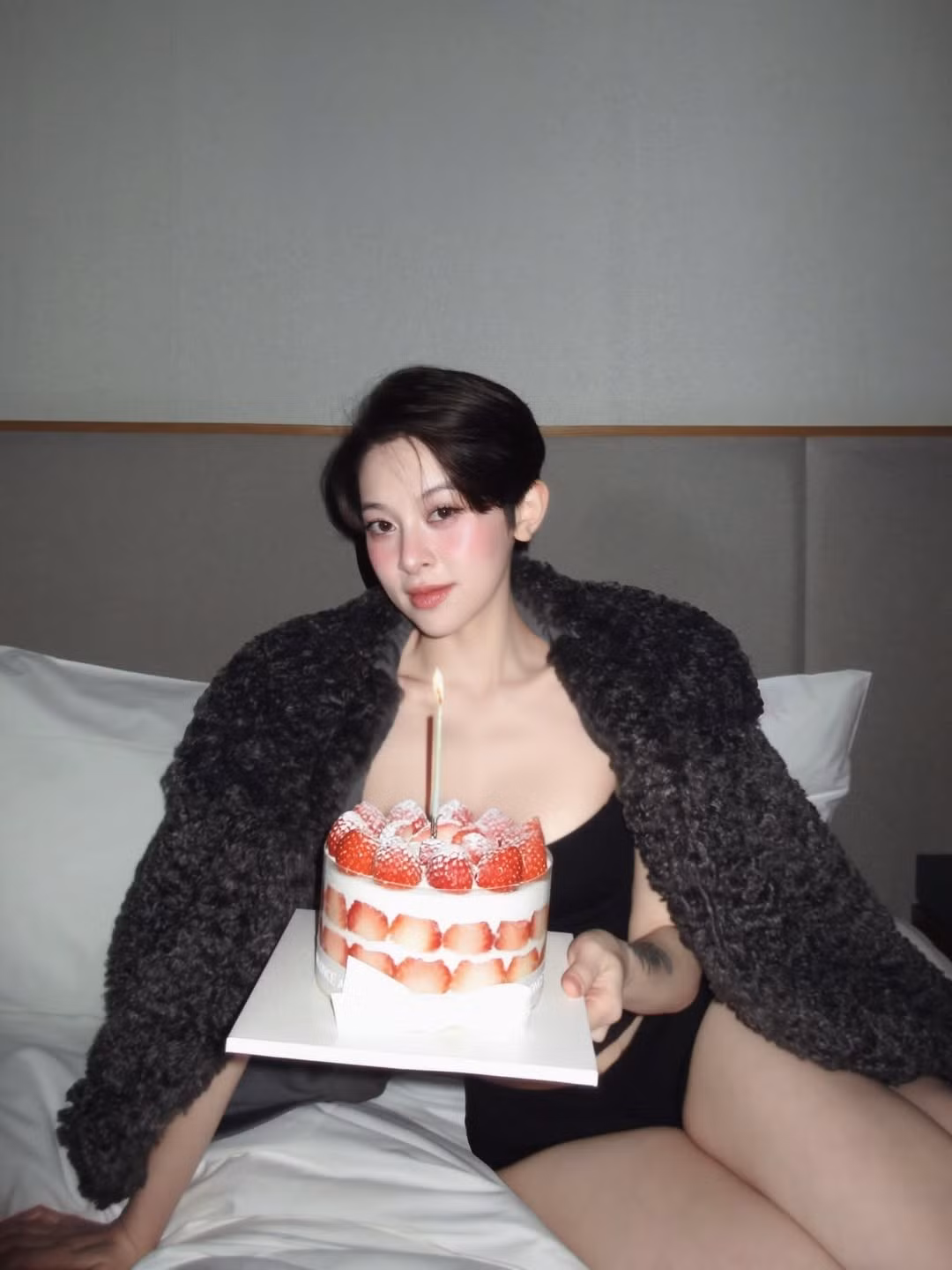 Điểm nhấn lớn nhất trong bộ ảnh chính là sự kết hợp nhuần nhuyễn giữa nét cá tính của mái tóc ngắn "pixie" và sự gợi cảm của trang phục. Hà My diện bộ đồ lót màu đen tối giản, khéo léo khoe vóc dáng mảnh mai cùng làn da trắng sứ không tì vết. (Ảnh: IGNV)