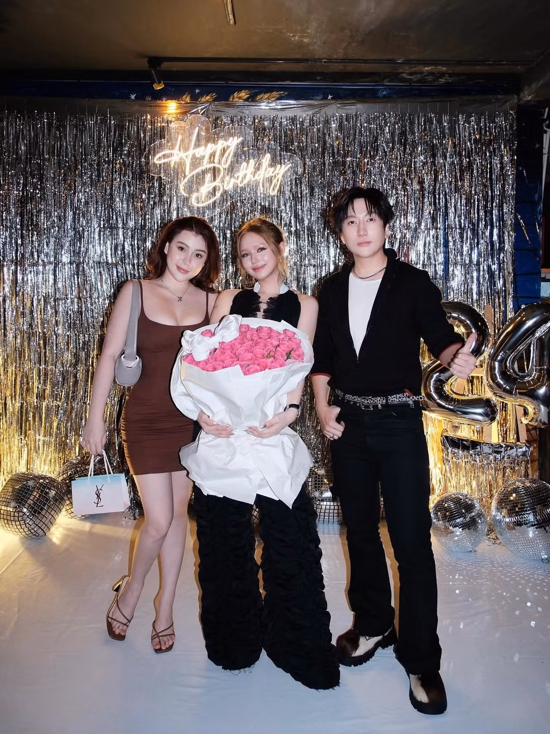 Sinh nhật tuổi 23 của Xoài Non ngập tràn trong hoa tươi và những món quà ý nghĩa. Cô nàng tạo dáng bên những người bạn thân thiết từ lâu như Sunna. (Ảnh: IGNV)