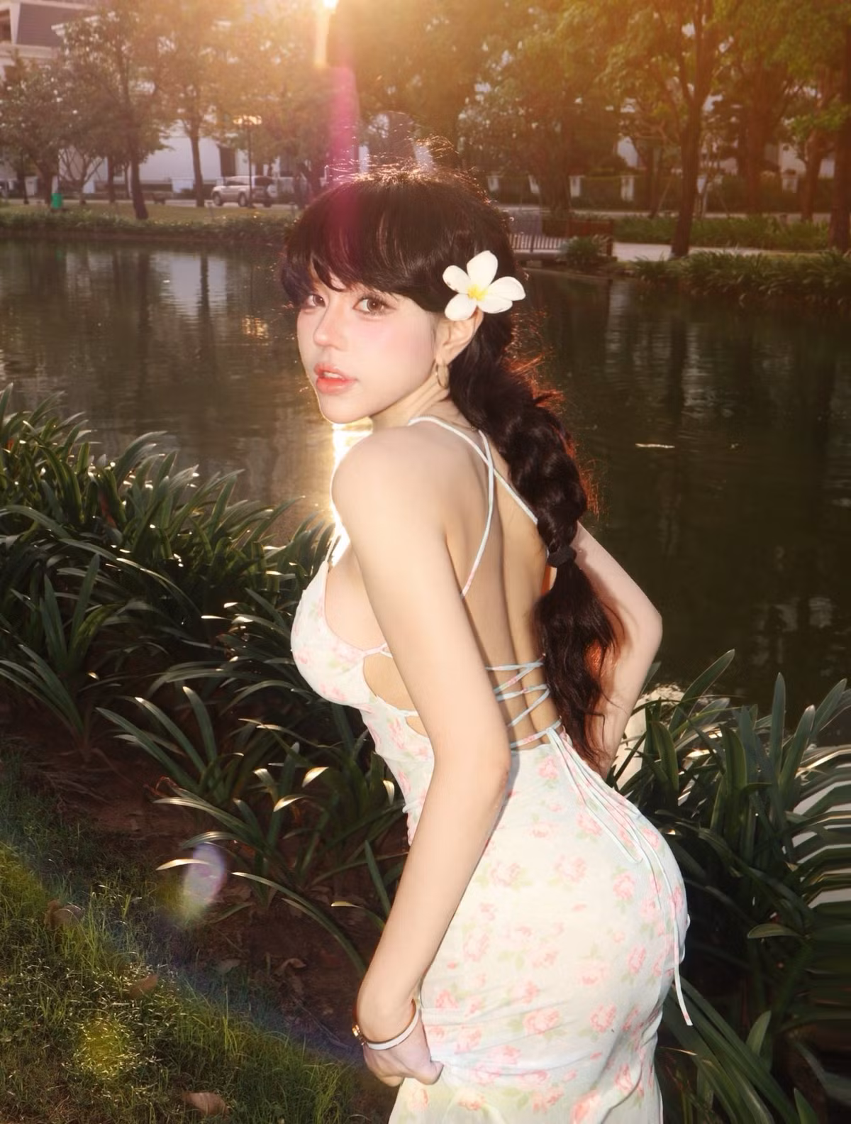 Đặc biệt, hình ảnh cô nàng rạng rỡ nở nụ cười dưới ánh nắng cuối ngày hay khoảnh khắc đầy táo bạo khi "đùa nghịch" cùng chai Coca-Cola đã tạo nên một sức sống mãnh liệt cho khung hình. (Ảnh: IGNV)