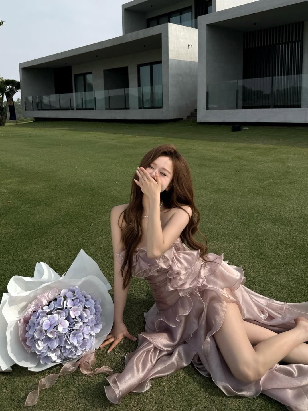 Thiết kế cúp ngực khoe trọn bờ vai trần thon thả và làn da trắng sứ. Cùng với đó, chiếc vòng cổ ngọc trai thanh mảnh giúp tổng thể thêm phần sang trọng, cổ điển.(Ảnh: IGNV)