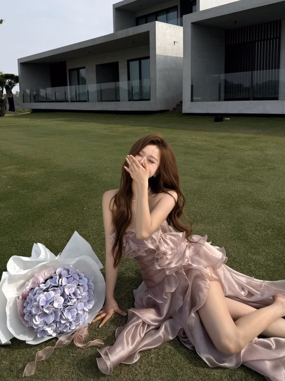 Thiết kế cúp ngực khoe trọn bờ vai trần thon thả và làn da trắng sứ. Cùng với đó, chiếc vòng cổ ngọc trai thanh mảnh giúp tổng thể thêm phần sang trọng, cổ điển.(Ảnh: IGNV)