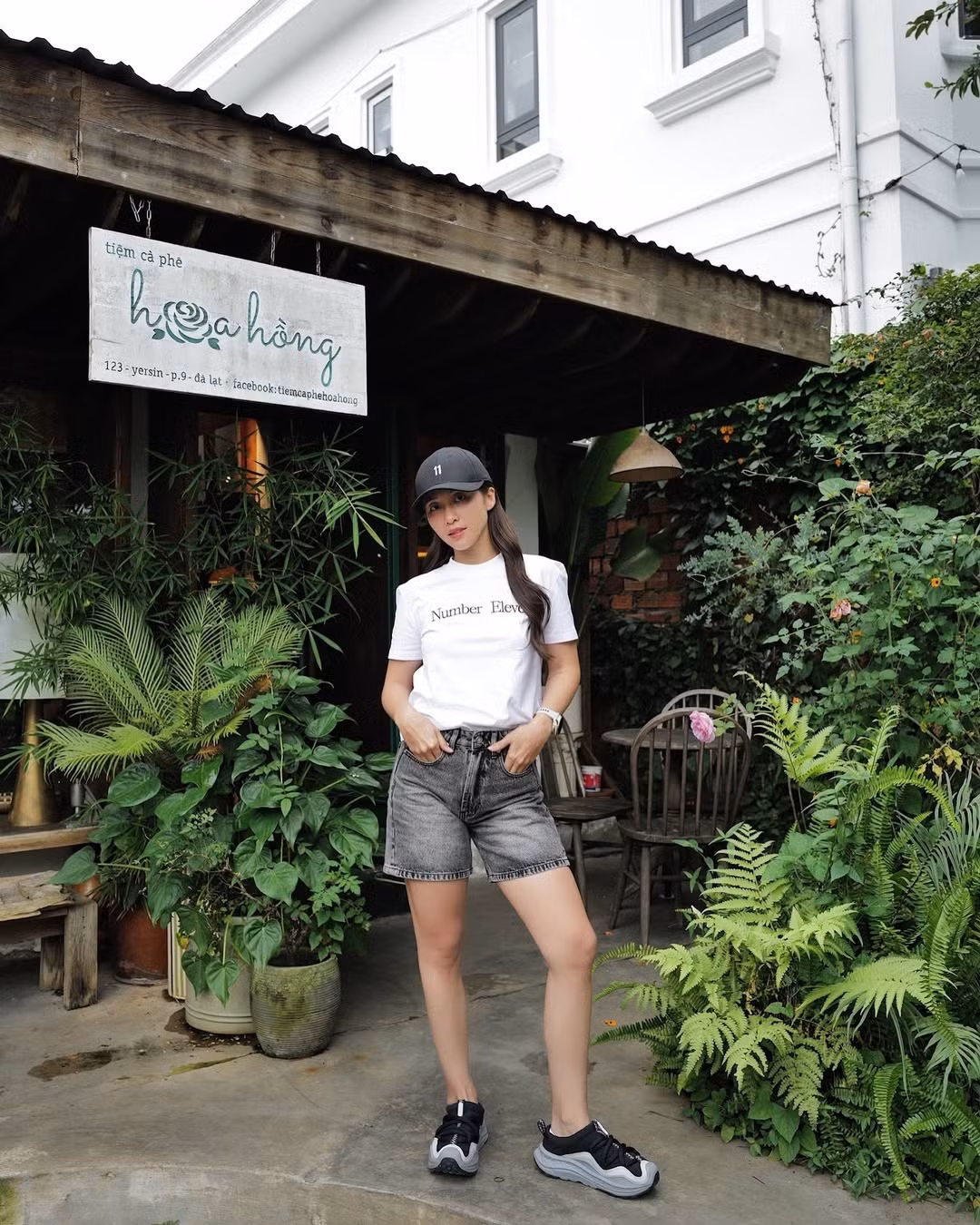 Từ đó đến đầu năm nay, Khả Ngân dường như im ắng hơn, ít xuất hiện tại các sự kiện giải trí, chỉ cập nhật cuộc sống trên MXH. Người đẹp sinh năm 1997 chủ yếu tập trung vào bản thân, thường xuyên đi du lịch, đăng clip tập luyện thể thao thay vì hé lộ những dự án mới.