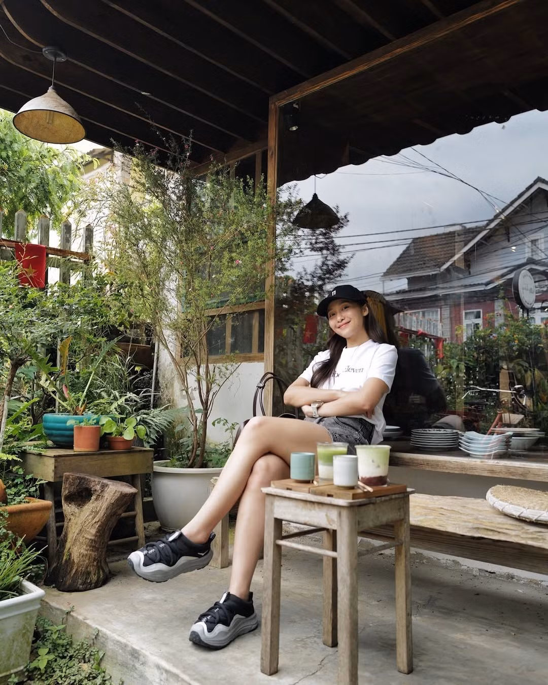 Hồi cuối năm 2024, diễn viên Khả Ngân khiến nhiều khán giả lo lắng khi chia sẻ hình ảnh nhập viện cấp cứu do sốc phản vệ. Thời điểm đó, cô nàng khiến người hâm mộ lo lắng khi xuất hiện với hình ảnh khá tiều tụy.