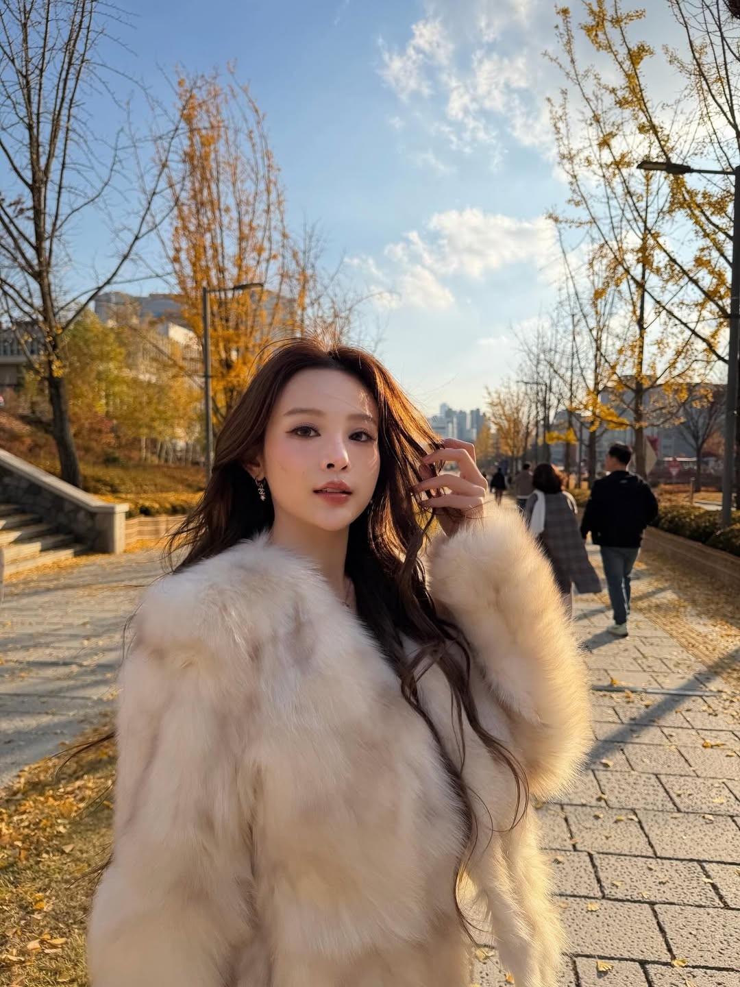 Huyền Baby thường xuyên áp dụng công thức diện "nguyên cây" từ một thương hiệu. Cô không ngại chi hàng trăm triệu đồng cho một set đồ chỉ để đi dạo phố hay du lịch. Thậm chí, người đẹp từng gây sốt khi bay sang Singapore chỉ trong một ngày để mua bằng được chiếc váy yêu thích. (Ảnh: IGNV)