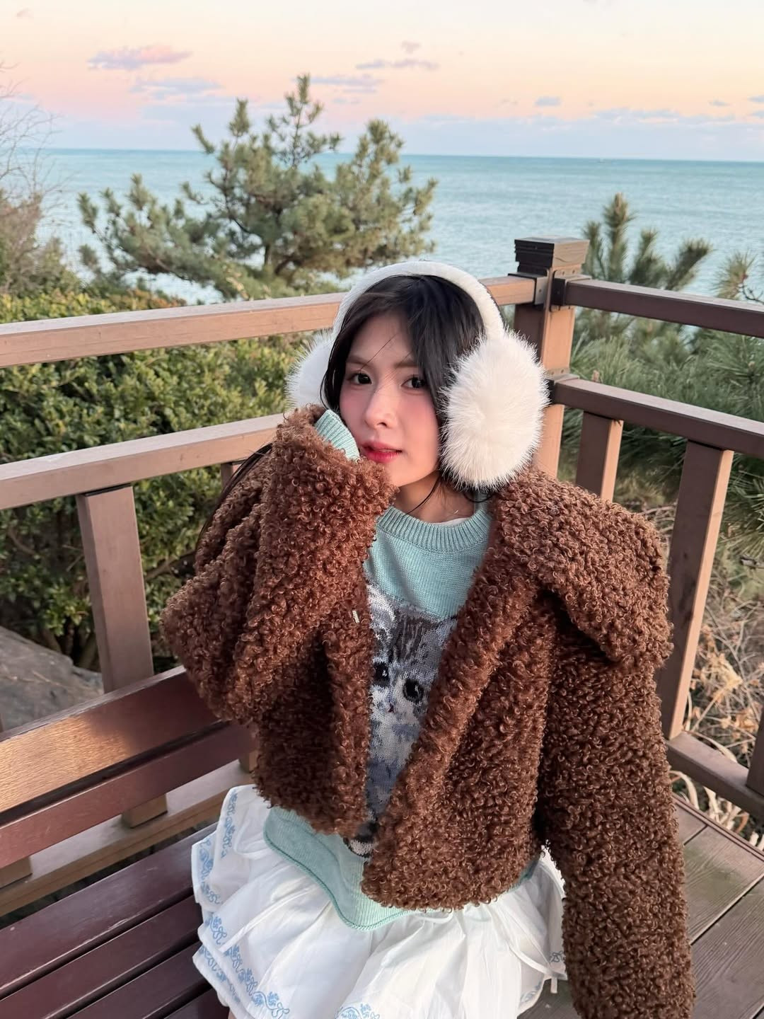 Chuyến đi Busan lần này chính là minh chứng cho gu thời trang ổn định của cô. Thay vì những bộ cánh hở bạo thường thấy trong các bộ ảnh nghệ thuật, Quỳnh Alee chọn lối mix đồ thanh lịch, kín đáo nhưng vẫn tôn lên được vóc dáng chuẩn chỉnh. (Ảnh: IGNV)